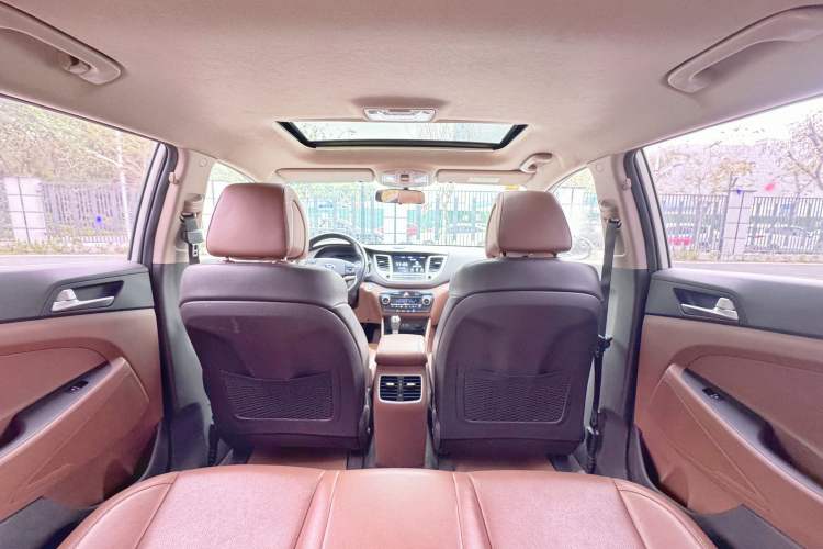 Used Hyundai Tucson 2015 1.6T Dual-Clutch Two-Wheel-Drive Smart Model Interior 5