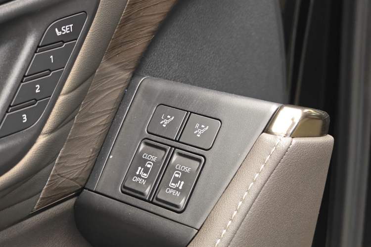 Used Toyota Alphard 2024 Dual-Engine 2.5L Prestige Edition
