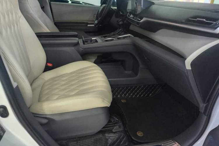 Used Toyota SIENNA 2023 2.5L Hybrid Comfort Edition
