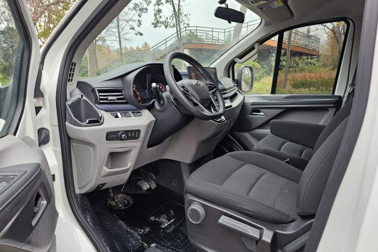 Used SAIC MAXUS Xintu V70 2023 2.0T Elite Edition Automatic Short Wheelbase Low Roof – 5/6 Seats