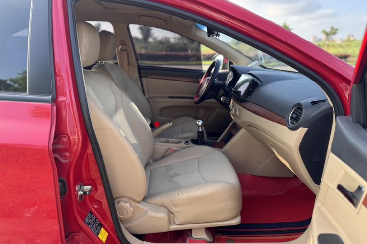 Used Roewe 350 2014 1.5L Manual Swift Edition Interior 4