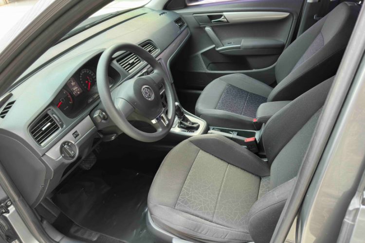 Used Volkswagen Lavida 2013 Revised Classic 1.6L Automatic Fashion Edition Interior 4