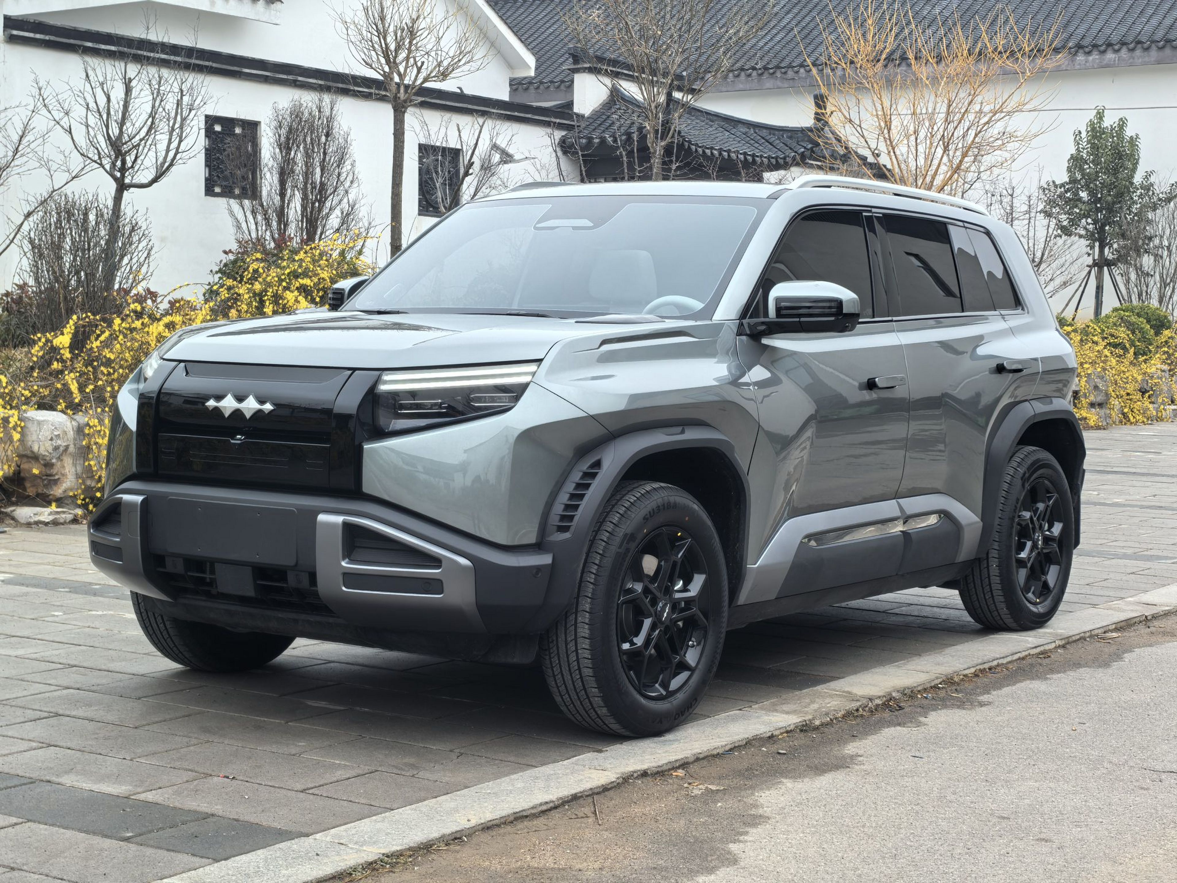 Под передней частью автомобиля