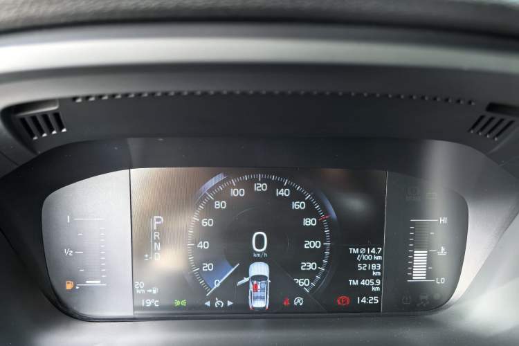 Used Volvo XC60 2021 T5 4x4 Smart Luxury Edition Odometer Close Up