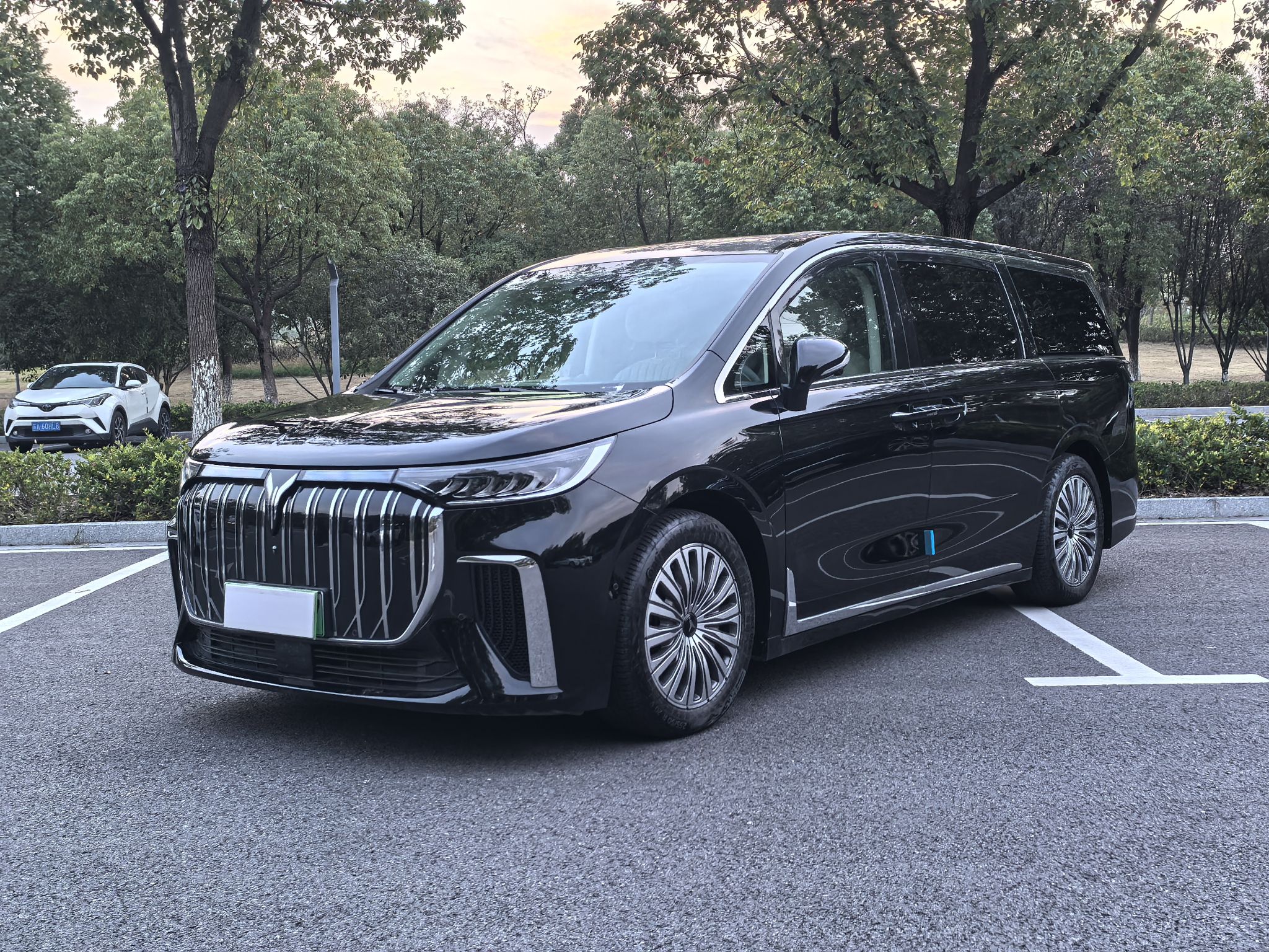 Под передней частью автомобиля