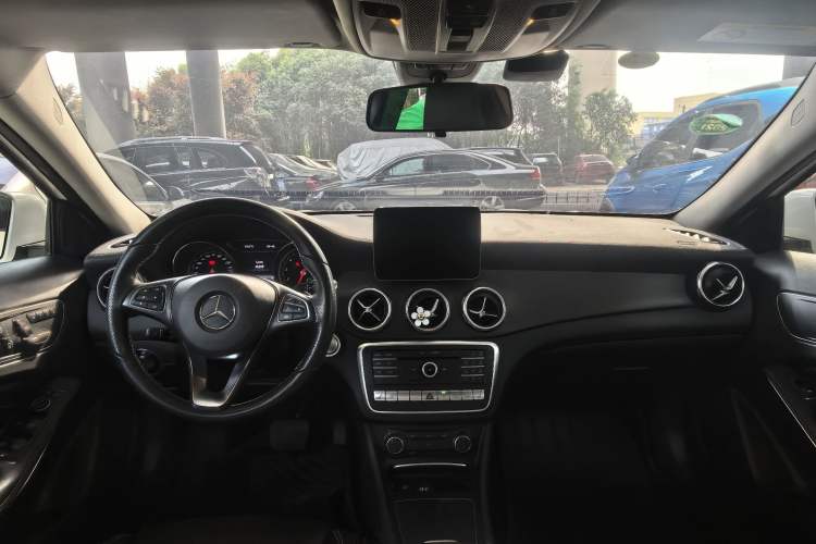 Used Mercedes-Benz GLA 2017 GLA 220 4MATIC Fashion Model Interior 4