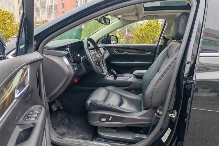 Used Cadillac XT5 2018 25T Luxury Model Interior 4