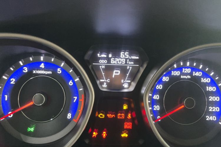 Used Hyundai Elantra (5th Generation / Langdong) 2016 1.6L Automatic Smart Version Odometer Close Up