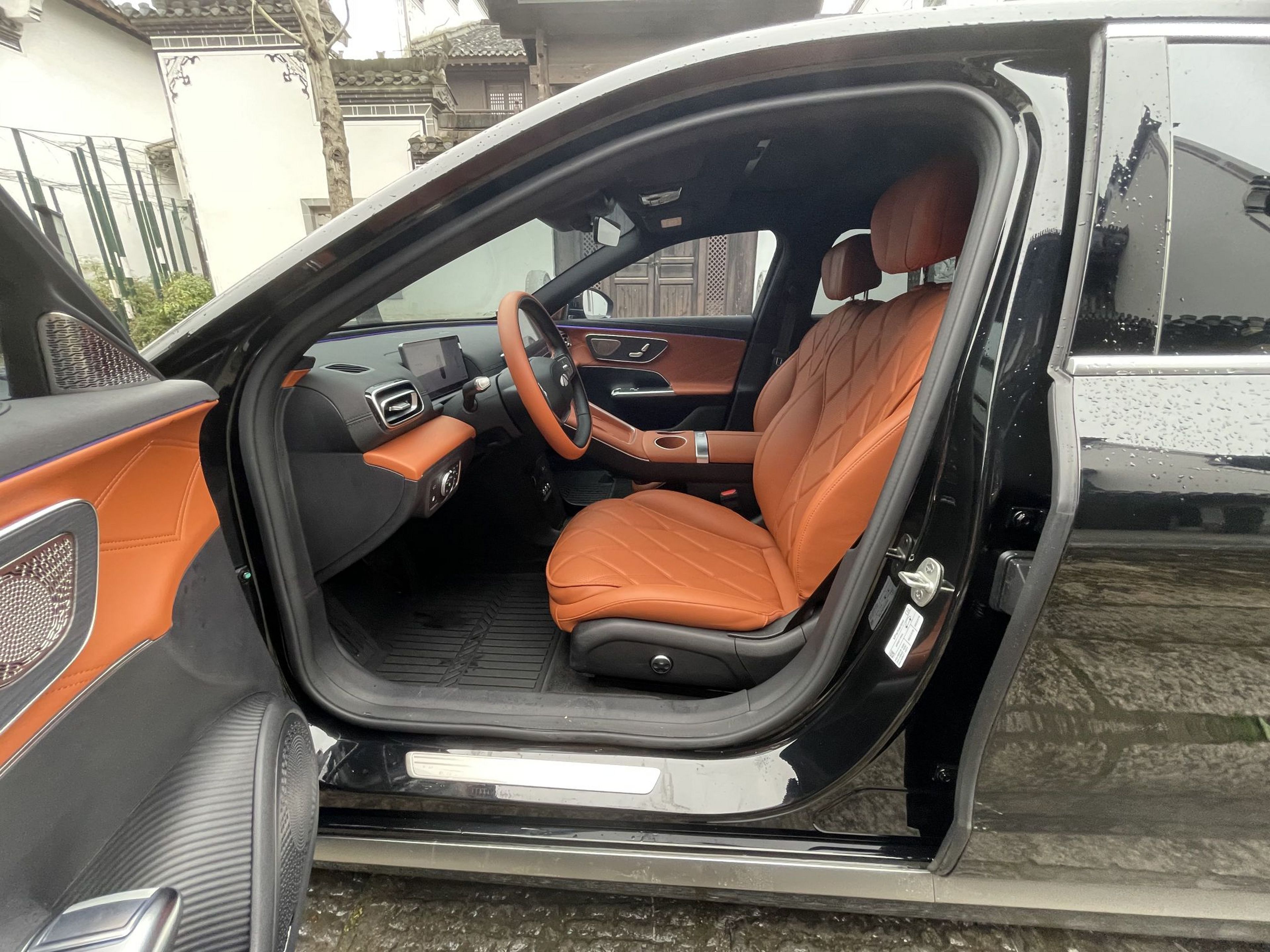 Переднее сиденье в автомобиле