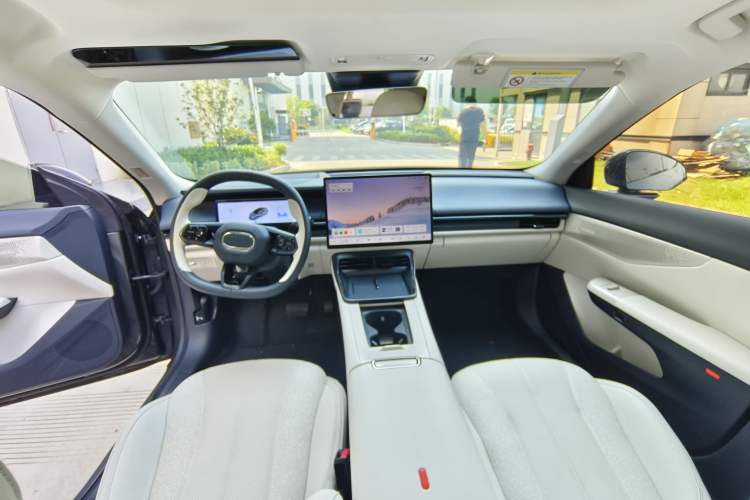 Used Lynk & Co 07 2024 EM-P 126 Long-Range Halo Interior 7