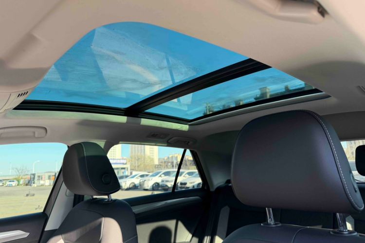 Used Volkswagen T-ROC 2018 230TSI DSG Two-Wheel Drive Advanced Version China VI Standard Headliner