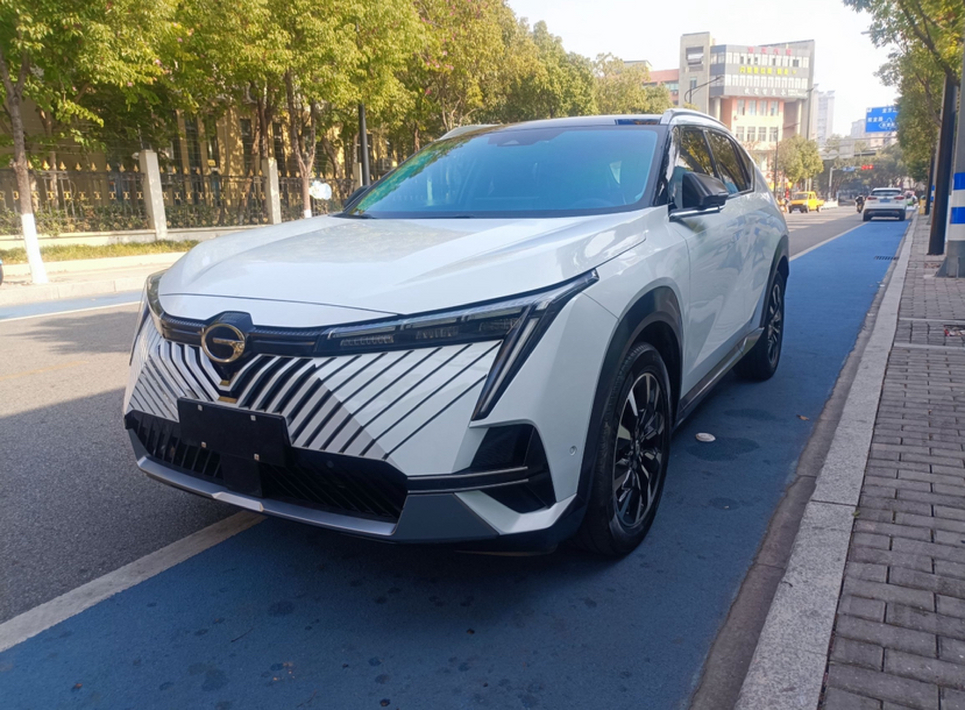 Под передней частью автомобиля