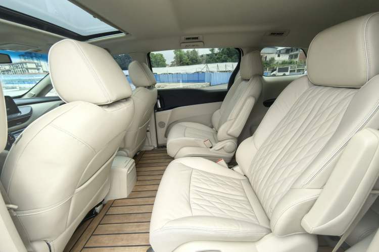 Used Buick GL8 2023 Facelifted Land Cruiser Executive Luxury Version
