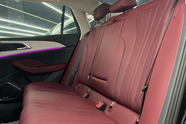 Used Hongqi H5 2025 2.0T Automatic Flag Edition – 500 000 Units Commemorative Version Interior 4