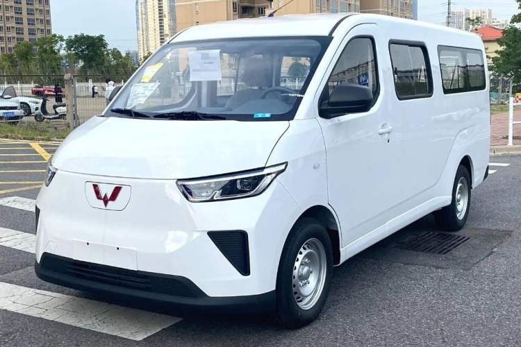 Used Wuling Yangguang 2024 300KM Comfort Version Passenger Van 75kW
