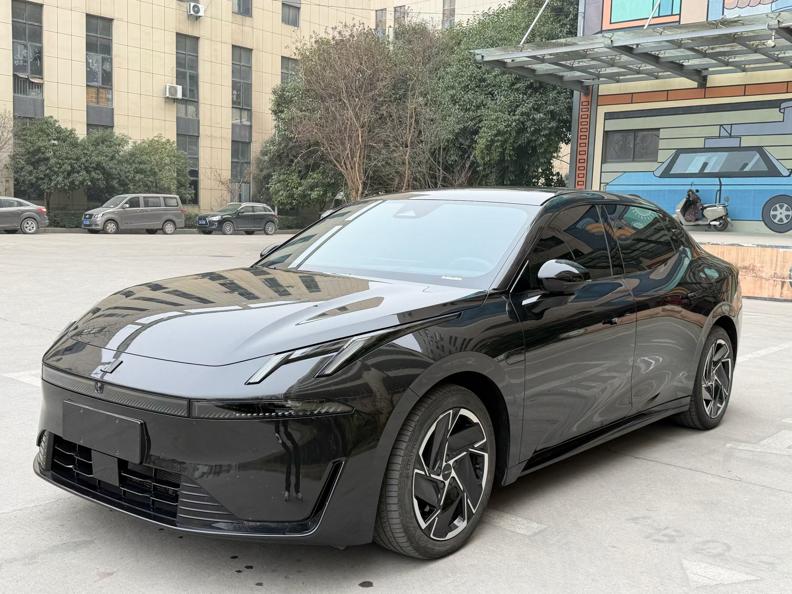 Под передней частью автомобиля