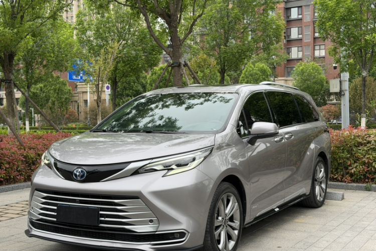 Used Toyota SIENNA 2023 2.5L Hybrid Platinum Edition