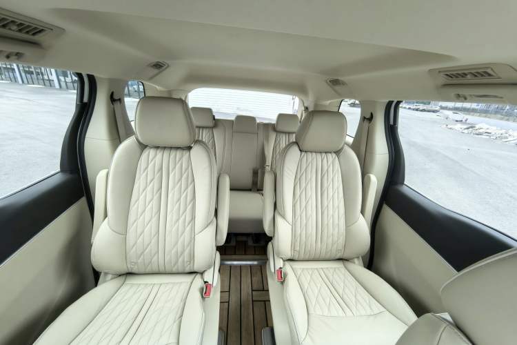 Used Buick GL8 2023 Facelifted Land Cruiser Executive Luxury Version
