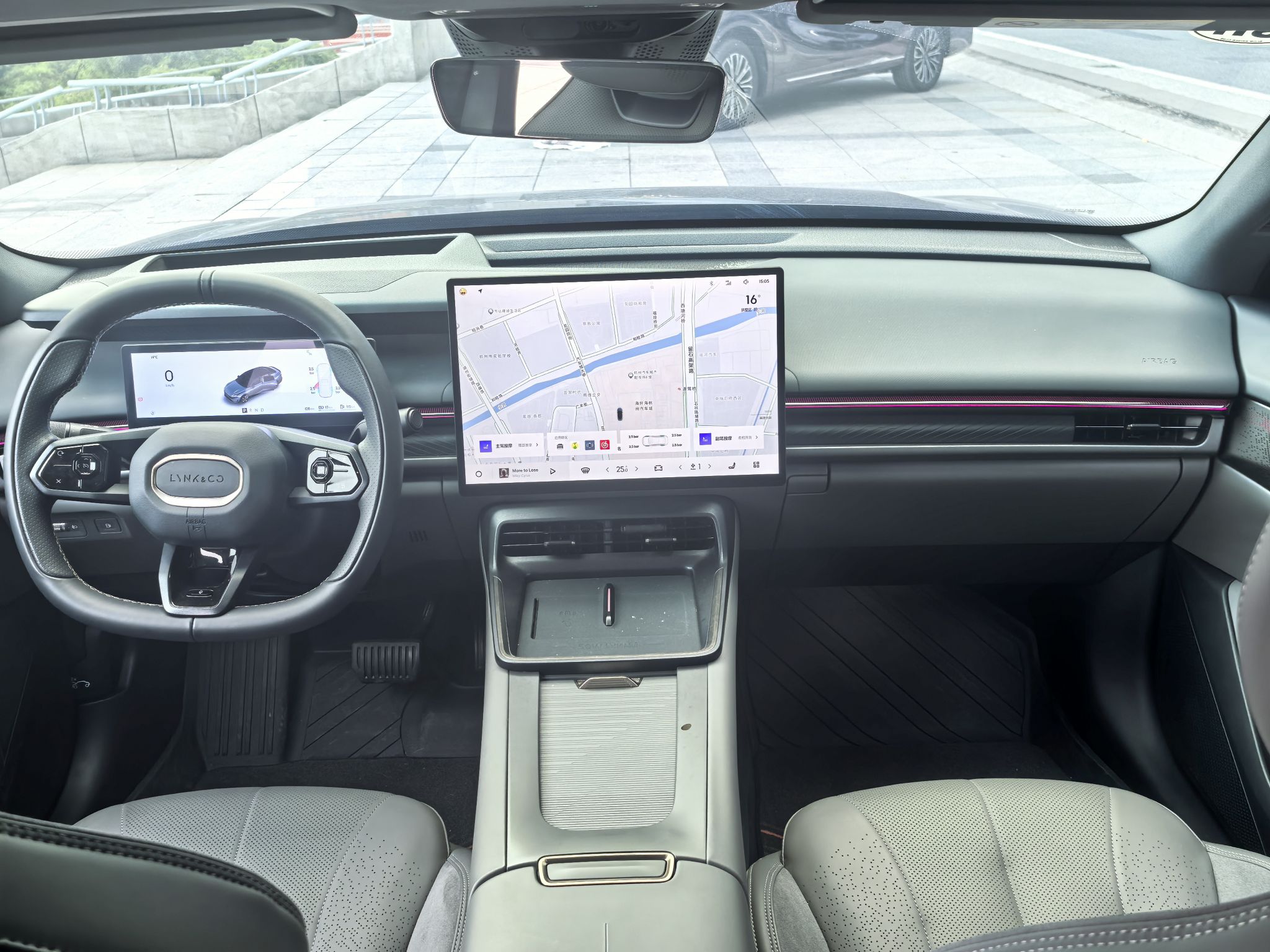 Переднее сиденье в автомобиле