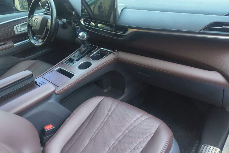 Used Toyota Granvia 2023 2.5L Hybrid Luxury Edition Interior 10