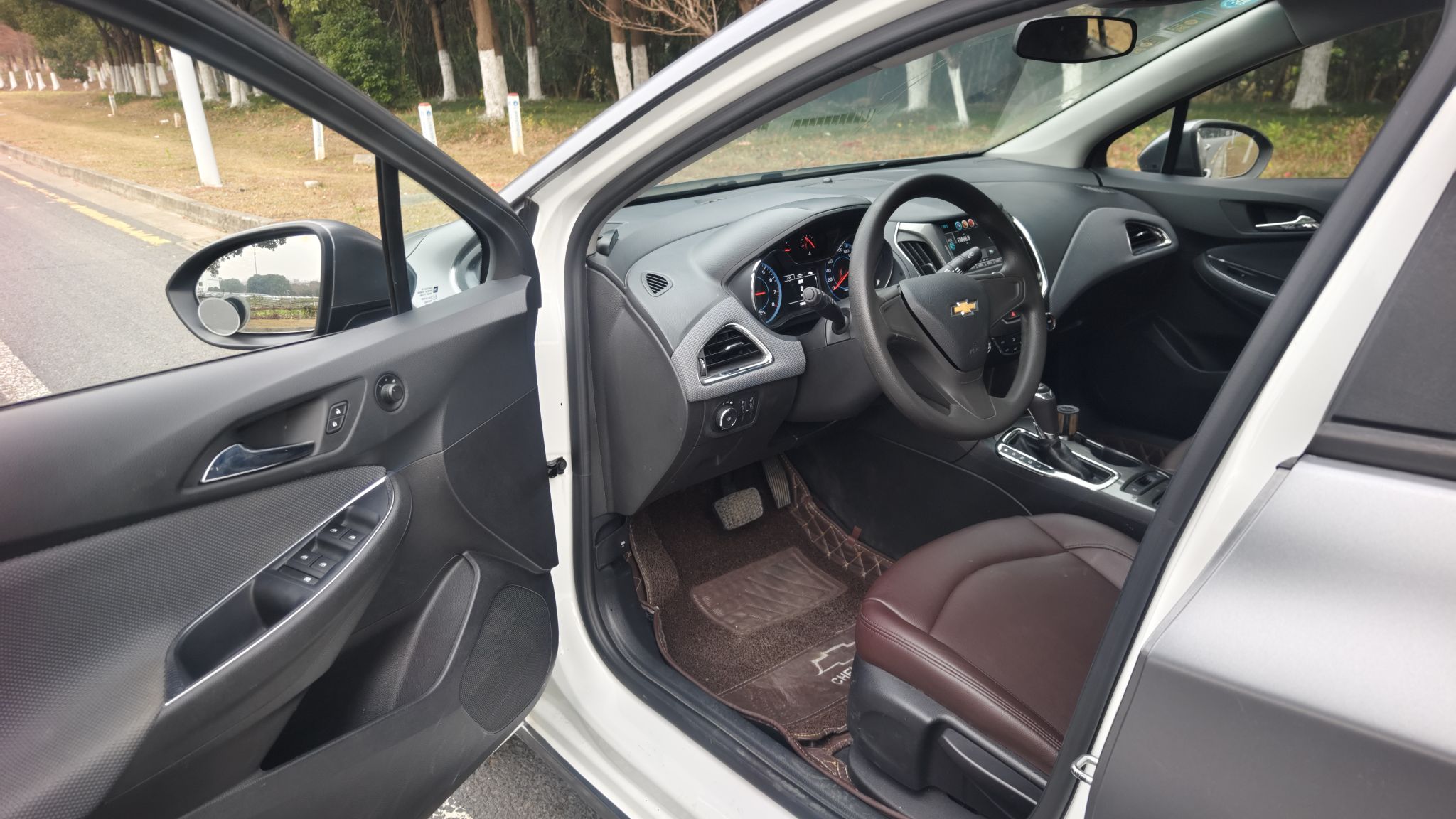 Переднее сиденье в автомобиле