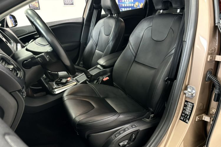 Used Volvo V40 2015 1.6T Zhiya Edition
