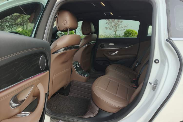 Used Mercedes-Benz E-Class 2022 E 300 L Sporty and Stylish Model Interior 4