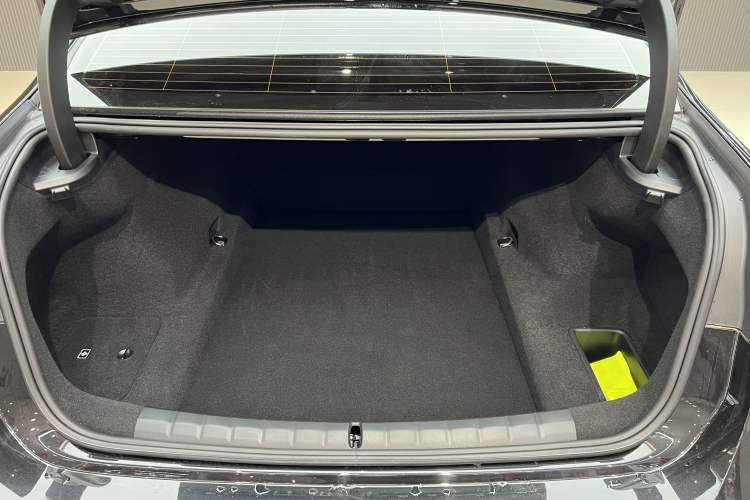 Used BMW 7 Series 2023 740Li Leading Edition Luxury Package
