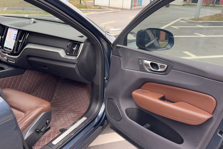 Used Volvo XC60 2023 B5 4x4 Smart Luxury Edition