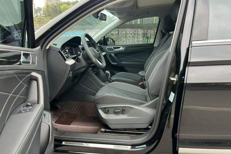 Used Volkswagen Tiguan L 2024 Outstanding Model 300TSI Automatic Two-Wheel Drive Longteng Edition Interior 2