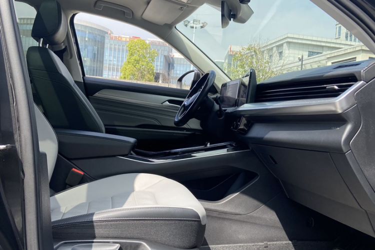 Used Volkswagen Tavendor 2023 330TSI Luxury Touring Edition Interior 8