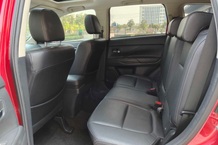 Used Mitsubishi Outlander 2018 2.0L Two-Wheel Drive Glory Edition 5 Seats Interior 5