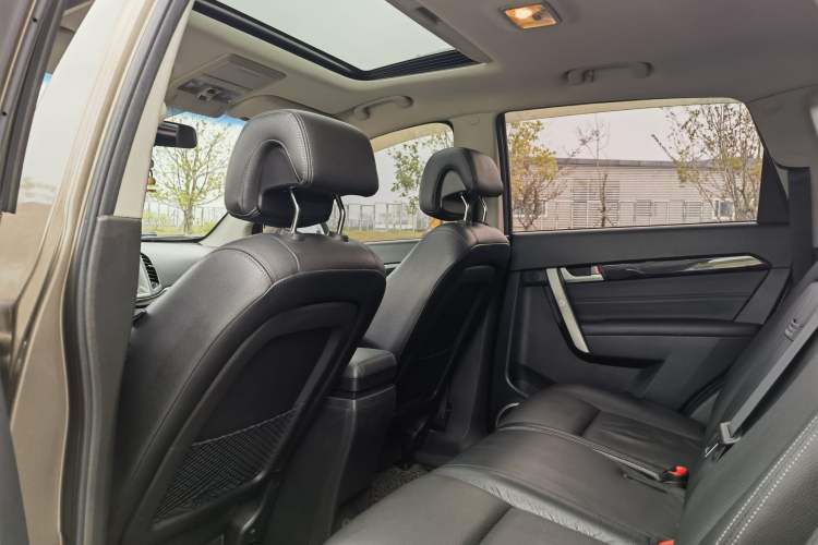 Used Chevrolet Captiva 2015 2.4L 4x4 Flagship Edition 7-Seater Interior 4