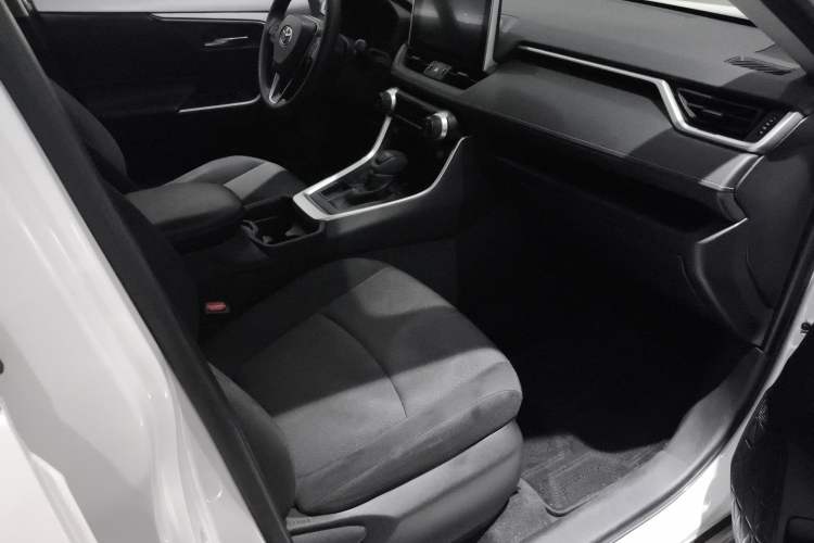 Used Toyota RAV4 2021 2.0L CVT Two-Wheel Drive Fashion Edition Interior 9