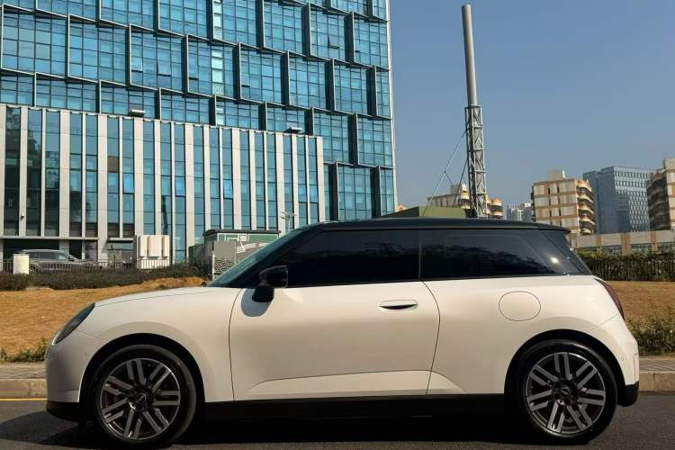 Used MINI Electric MINI COOPER 2025 456km COOPER E Classic Style
