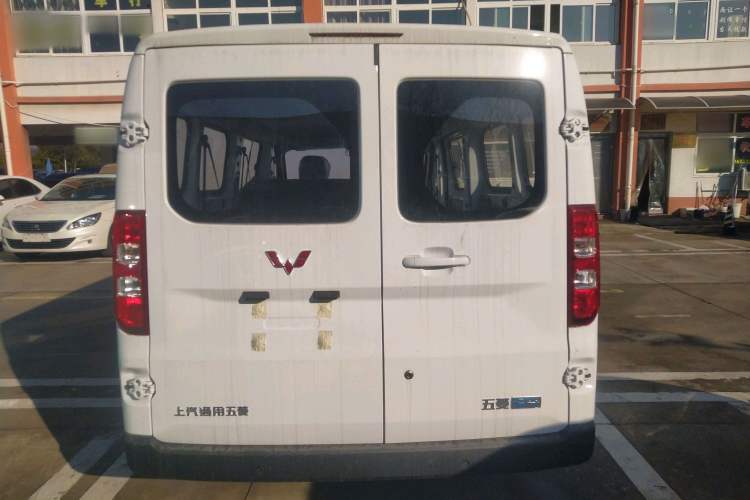 Used Wuling Yangguang 2024 300km Comfort-Grade Passenger Van 60kW