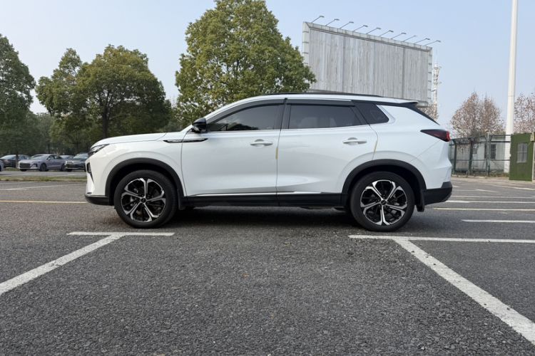 Used Dongfeng Aeolus Huge 2022 Mach Dual-Motor 1.5T MHD Dare-to-Dream Edition