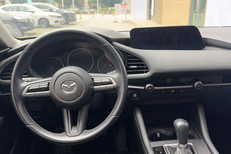 Used Mazda 3 Axela 2021 1.5L Automatic Luxury Version Center Console
