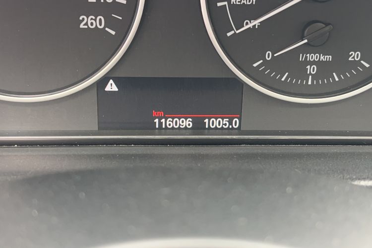 Used BMW 3 Series 2016 316Li Fashion Model Odometer Close Up