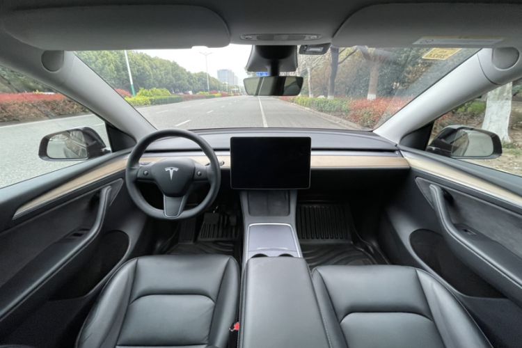 Used Tesla Model Y 2022 Long-Range All-Wheel-Drive Version Interior 2