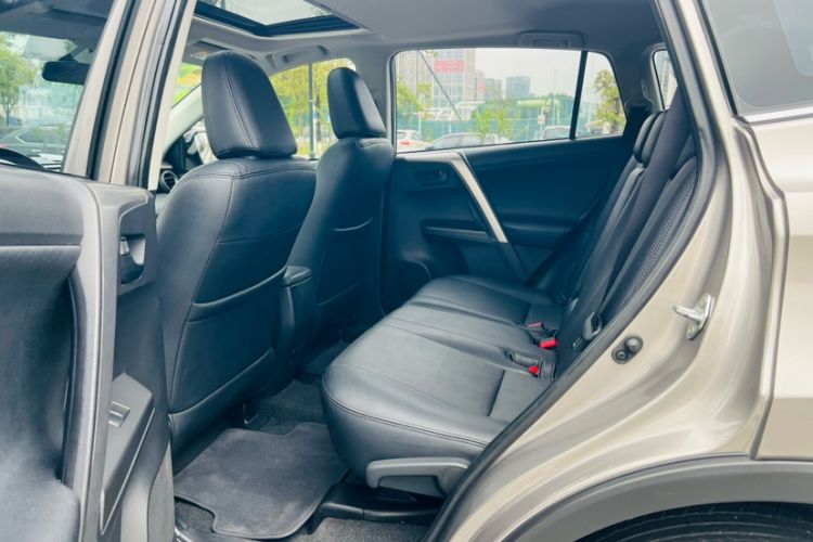 Used Toyota RAV4 2019 2.0L CVT Two-Wheel Drive Luxury Version China VI Standard Interior 4