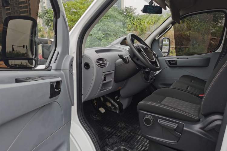 Used SAIC MAXUS Xintu V80 2023 2.0T Manual Classic Aoyuntong Short Wheelbase Mid-Roof 7/8/9-Seater