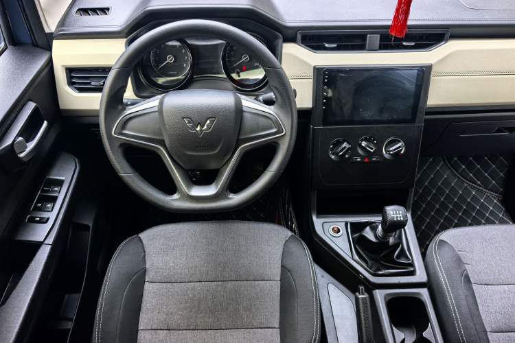 Used Wuling Hongguang PLUS 2019 1.5T Manual Comfort Version 7 Seats

