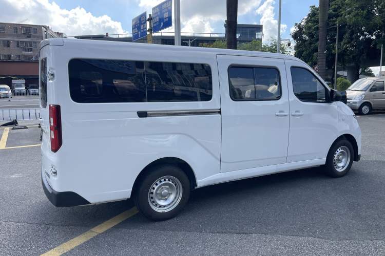 Used Wuling Yangguang 2024 300KM Comfort Version Passenger Van 75kW