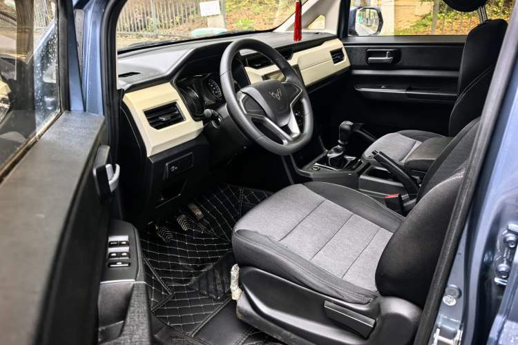 Used Wuling Hongguang PLUS 2019 1.5T Manual Comfort Version 7 Seats
