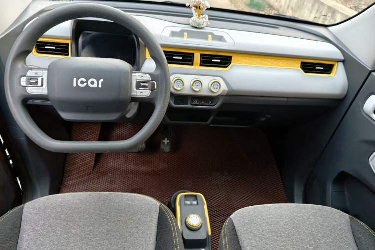 Used Chery QQ Ice Cream 2022 170km Sundae Phosphate Lithium-Ion Interior 4