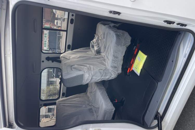 Used Wuling Yangguang 2024 300KM Comfort Version Passenger Van 75kW