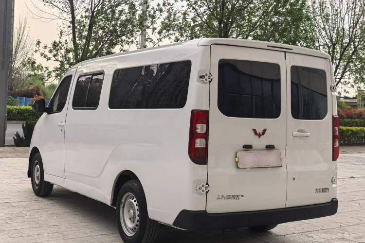 Used Wuling Yangguang 2024 300KM Comfort Version Passenger Van 75kW
