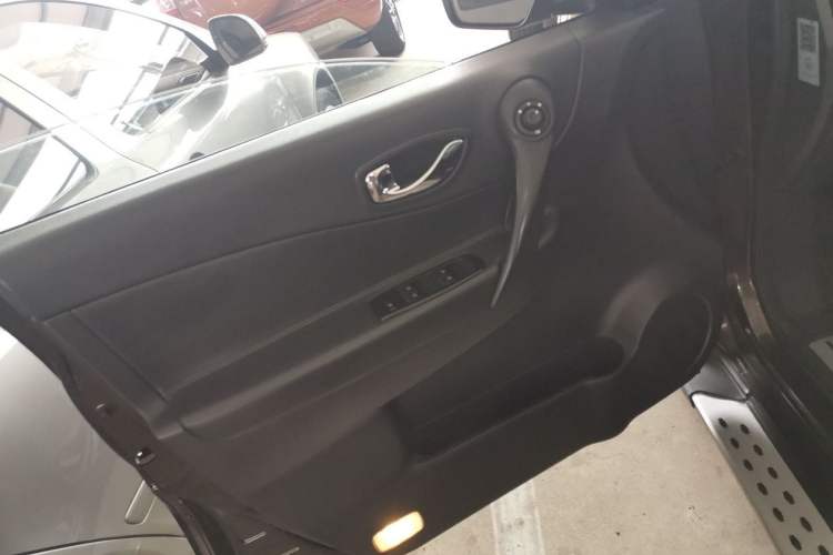 Used Renault Koleos 2015 2.5L Two-Wheel Drive Comfort Edition
