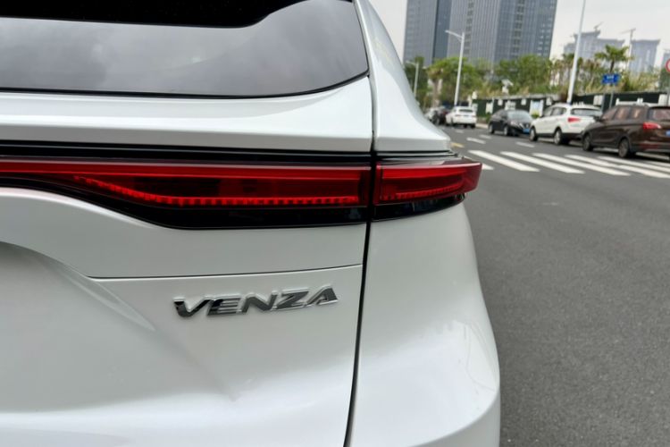 Used Toyota Venza 2022 2.0L CVT Two-Wheel Drive Prestige Edition Exterior 8